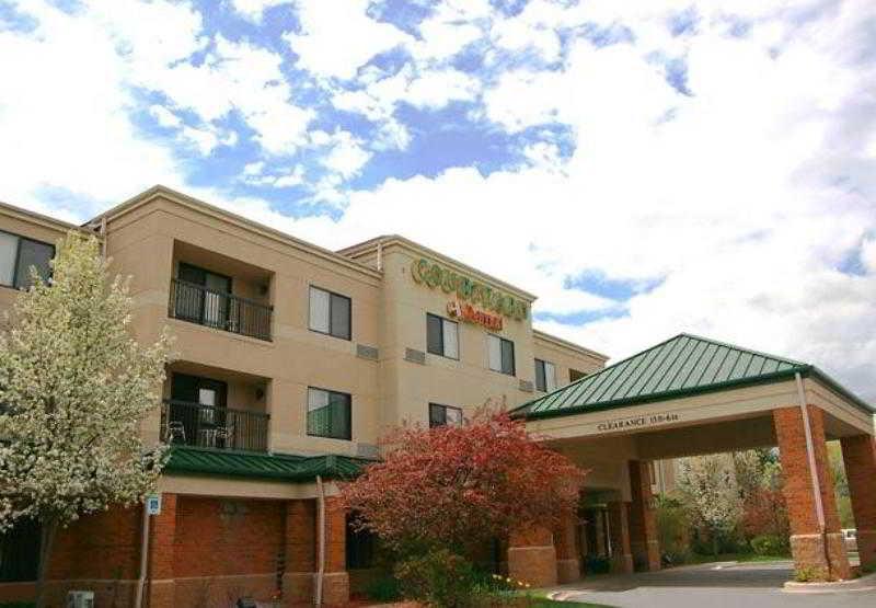 Courtyard By Marriott Traverse City Exterior photo