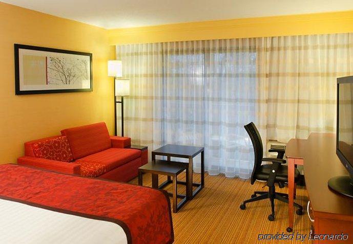 Courtyard By Marriott Traverse City Room photo