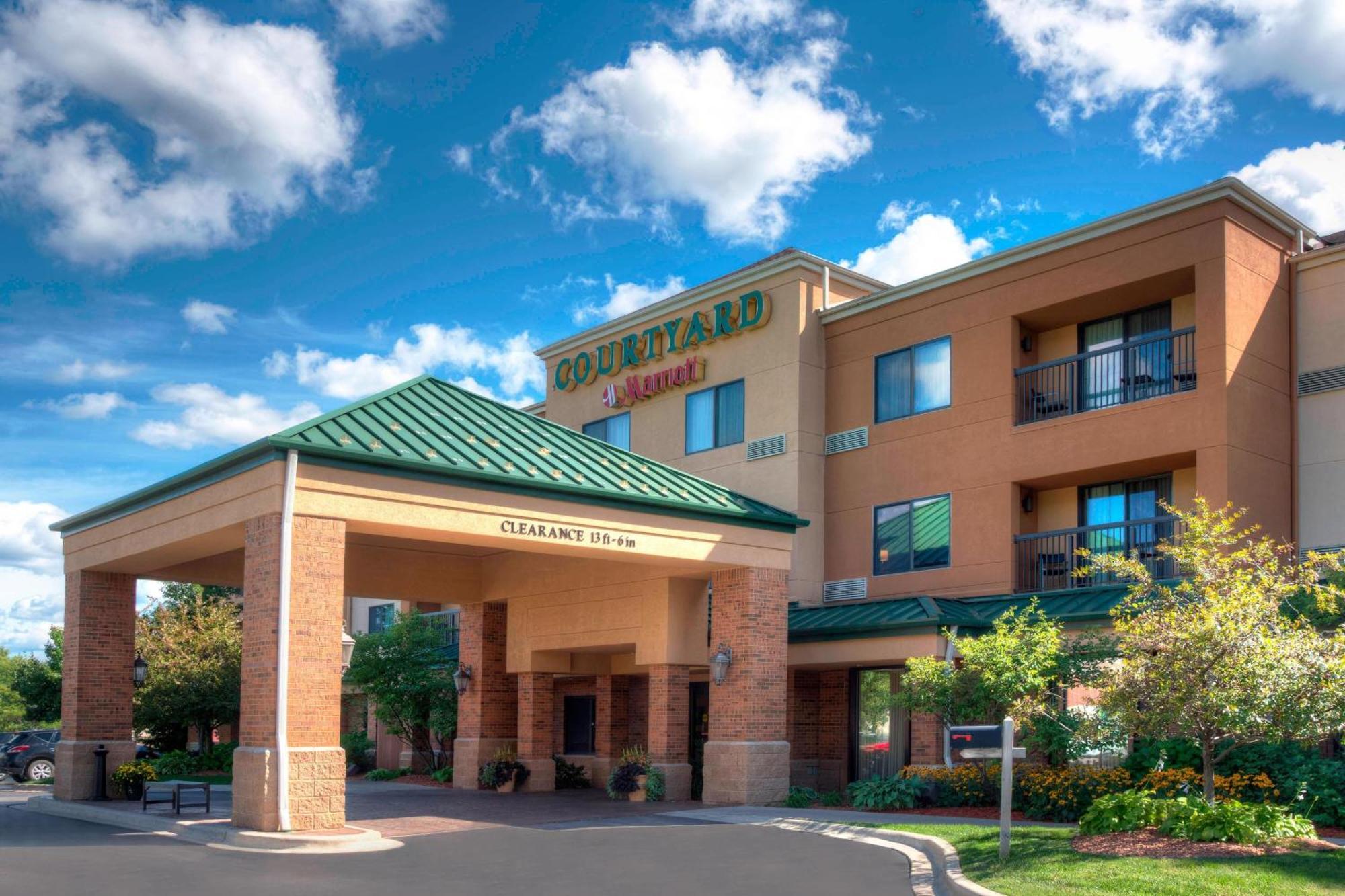 Courtyard By Marriott Traverse City Exterior photo